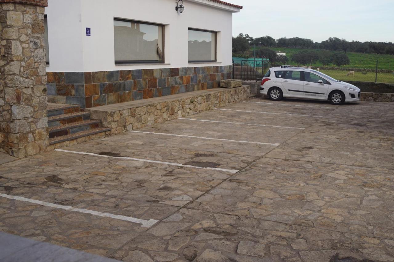 Apartamentos Estrellas De Monfraguee Torrejon el Rubio Luaran gambar